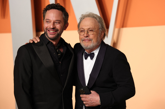 U.S. actors Billy Crystal, right, and Nick Kroll attend the Vanity Fair Oscar Party at the Wallis Annenberg Center for the Performing Arts in Beverly Hills, California, on March 2. [AFP/YONHAP] 