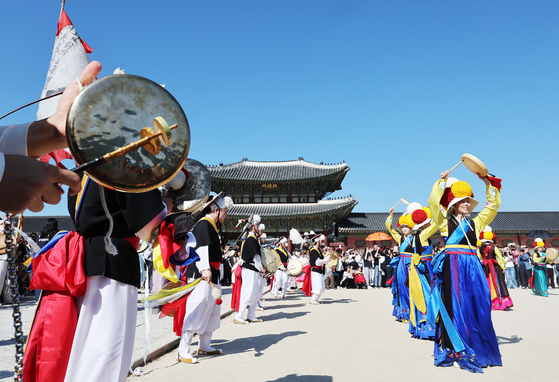 Performers reenact a scene from the Joseon Dynasty during the 2024 Autumn K-Royal Culture Festival at the Gyeongbok Palace in Jongno District, central Seoul, on Oct. 12, 2024. [NEWS1] 