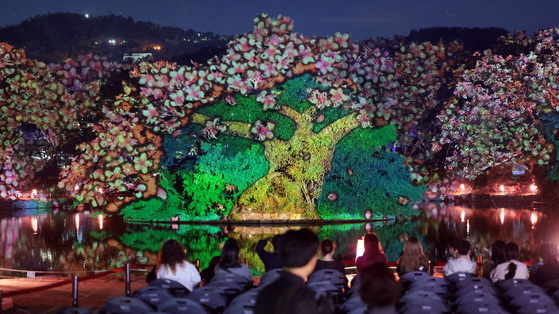 Visitors to the 2024 Autumn K-Royal Culture Festival watch a lights show at Changgyeong Palace in Jongno District, central Seoul, on Oct. 9, 2024. [YONHAP] 