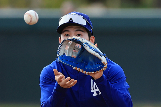 The Los Angeles Dodgers' Kim Hye-seong trains with his team in Arizona on Feb. 18. [YONHAP] 