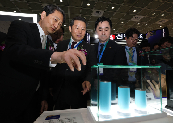 Minister of Trade, Industry and Energy Ahn Duk-geun, far left, observes LG Energy Solution's 46-series cylindrical batteries at the InterBattery 2025 exhibition at Coex in southern Seoul on March 5. [NEWS1]
