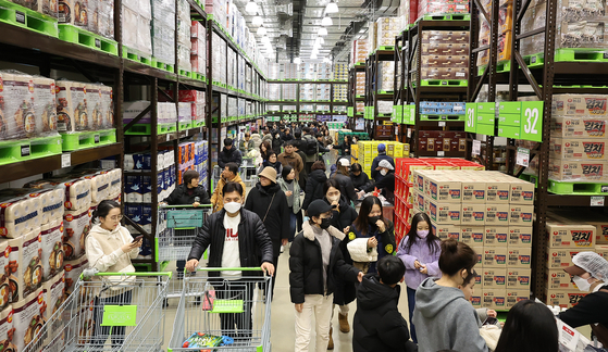 Shoppers look at items displayed at a Traders Wholesale Club store at Magok-dong in western Seoul on Feb. 14, the day of its opening. [NEWS1] 