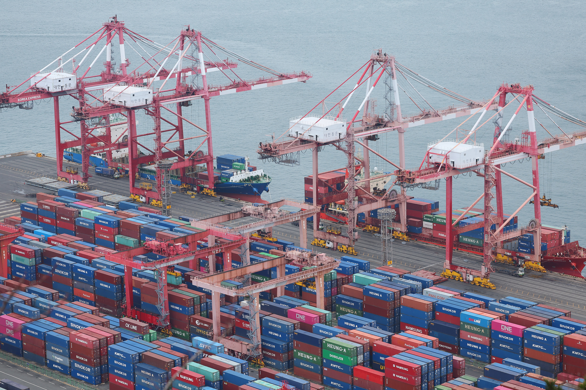 Containers stacked at a port in Busan on March 2. [YONHAP]