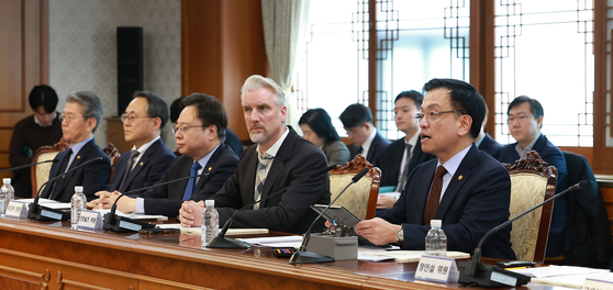 Acting President Choi Sang-mok presides over a meeting for the Foreign Workforce Policy Committee at the government complex in Jongno District, central Seoul, on March. 5. [JOINT PRESS CORPS]