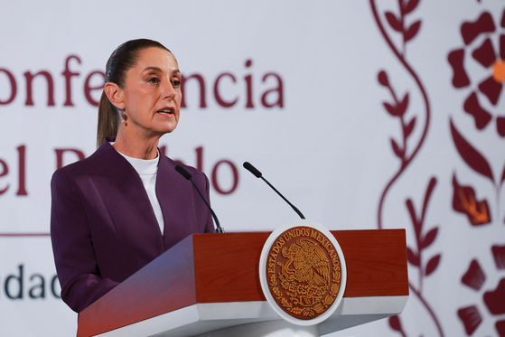 Mexican President Claudia Sheinbaum holds a press conference to announce her response to U.S. tariffs, at the National Palace in Mexico City on March 4. [REUTERS/YONHAP]