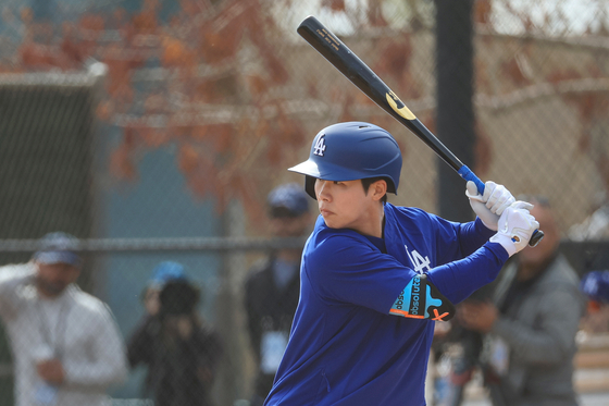 The Los Angeles Dodgers' Kim Hye-seong trains with his team in Arizona on Feb. 18. [YONHAP] 