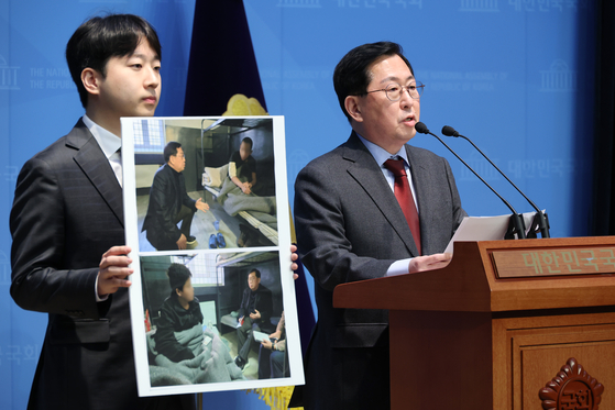 Rep. Yu Yong-weon of the People Power Party speaks at a press conference at the National Assembly in Yeouido, western Seoul, detailing his interview with North Korean prisoners of war in Ukraine. Yu visited Ukraine from Feb. 23 to 26. [NEWS1]