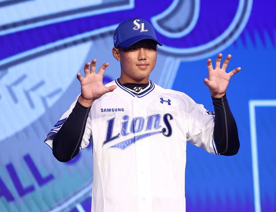 Bae Chan-seung gets nominated by Samsung Lions in the 3rd round of the 2025 KBO Rookie Draft held at the Lotte Hotel World Crystal Ballroom in Songpa-gu, Seoul on Sep. 11. 2024. [YONHAP]