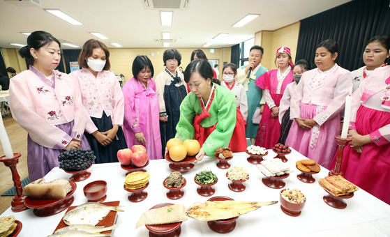 Foreign women who moved to Korea learn Korean traditional household etiquette in a community center in Gwangju in September last year. [YONHAP] 