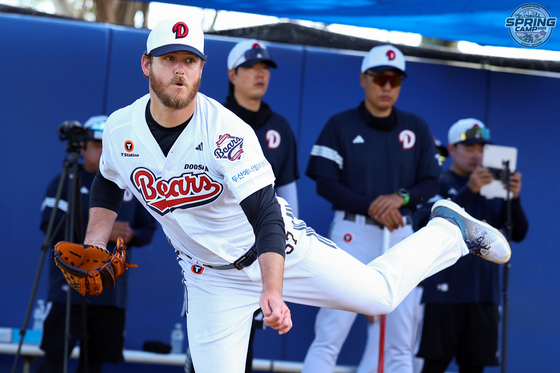 Cole Irvin pitches in the bullpen at the Australian spring camp on Feb. 5. [DOOSAN BEARS] 