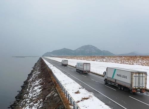 This file photo captured from the website of Mars Auto, a self-driving truck software company, shows autonomous freight trucks operating on a highway in Korea. [SCREEN CAPTURE] 
