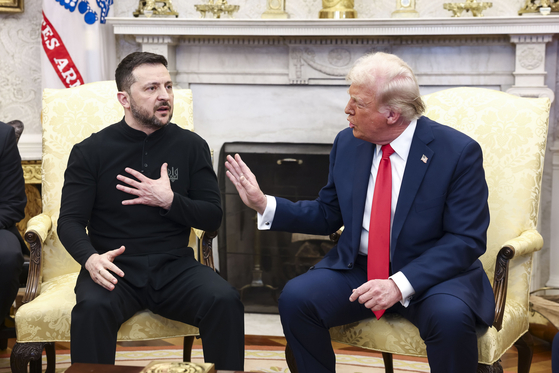 President Donald Trump has a heated discussion with Ukrainian President Volodymyr Zelensky in the Oval Office at the White House in Washington DC on Feb. 28. [UPI/YONHAP]