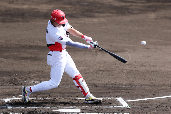 Kim Do-yeong bats during a practice game between the LG Twins and KIA Tigers held at Kin Baseball Stadium in Okinawa, Japan on Feb. 27. [NEWS1]