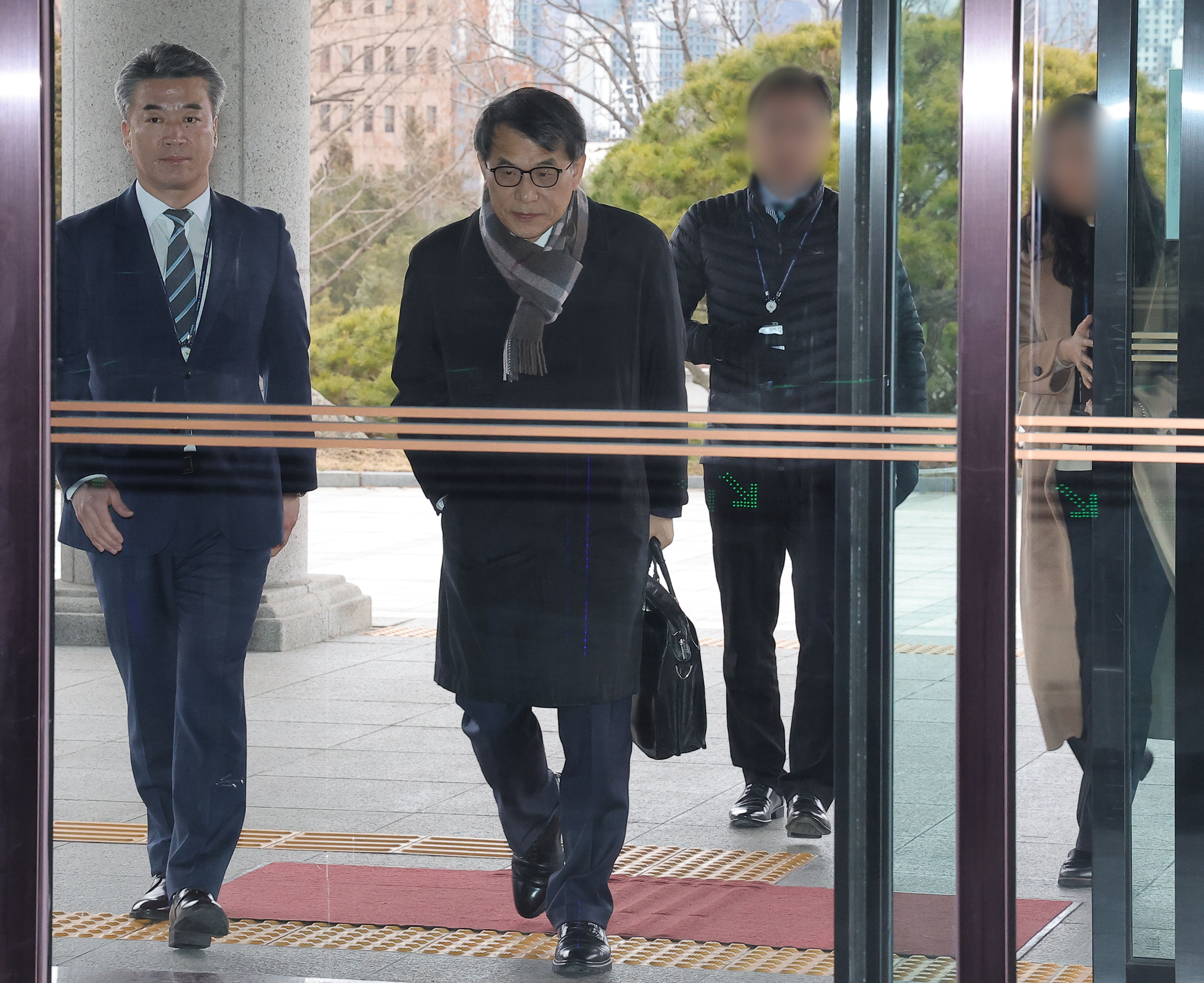 Rho Tae-ak, chair of the National Election Commission (NEC), walks inside his agency's headquarters in Gwacheon,Gyeonggi on March 5. [YONHAP]