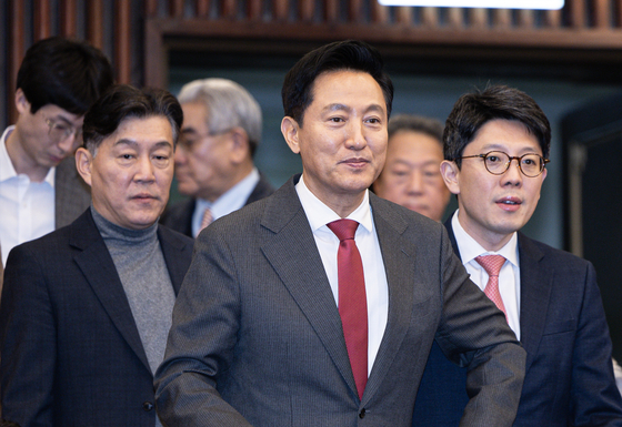 Seoul Mayor Oh Se-hoon attends a debate on constitutional amendments at the National Assembly Library in Yeouido, western Seoul, on March 6. [NEWS1] 