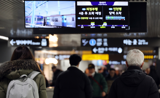 Six out of every 10 residents of Seoul are in favor of raising the eligibility age for free subway rides from its current 65, according to a survey. A majority, 71 percent, support adjusting the bar to 70. [YONHAP]