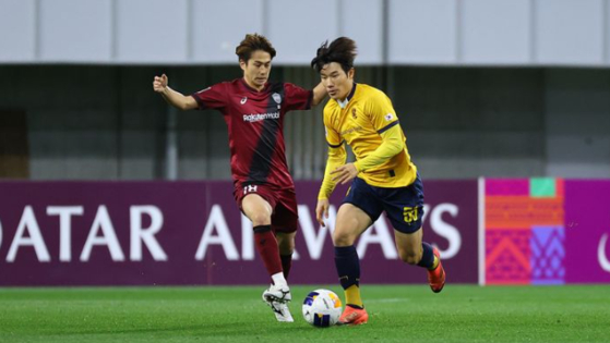 Gwangju FC midfielder Park Tae-jun, right, in action during the opening match of the knockout stage of the Asian Football Confederation (AFC) Champions League Elite against Vissel Kobe on March 5 in Kobe, Japan. [AFC]