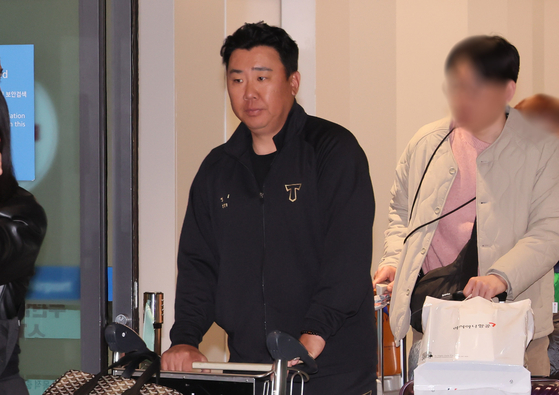 Kia Tigers manager Lee Bum-ho returns home through Incheon Airport on March 5 after completing spring training in Okinawa, Japan. [YONHAP]