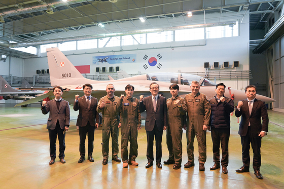 Korean Foreign Minister Cho Tae-yul, fifth from left, takes a commemorative photo with officials at the 23rd Tactical Air Base in Minsk Mazowiecki, near Warsaw, Poland, on March 5. [MINISTRY OF FOREIGN AFFAIRS]