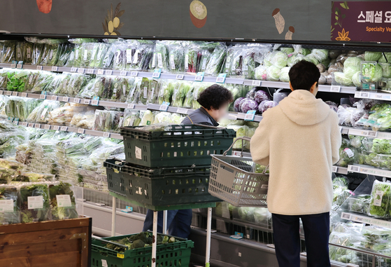 Customers shop for groceries at a discount mart in Seoul on March 6. [YONHAP]