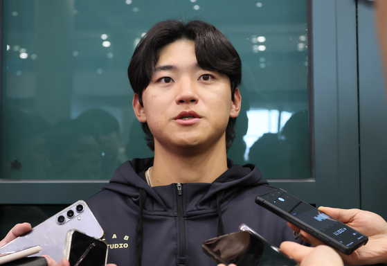Kia Tigers' Kim Do-yeong returns home through Incheon International Airport on March 5 after completing spring training in Okinawa, Japan. [YONHAP]