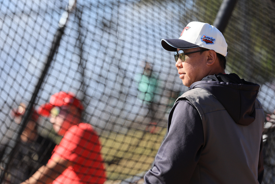 Kia Tigers Manager Lee Bum-ho prepares for the new season, watching the players at a training camp in California on Feb. 11. [YONHAP]