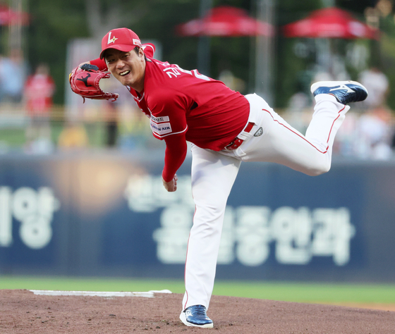 SSG Landers' Kim Kwang-hyun pitches during game against Kia Tigers at Gwangju-Kia Champions Field on Aug. 29. 2024. [YONHAP]
