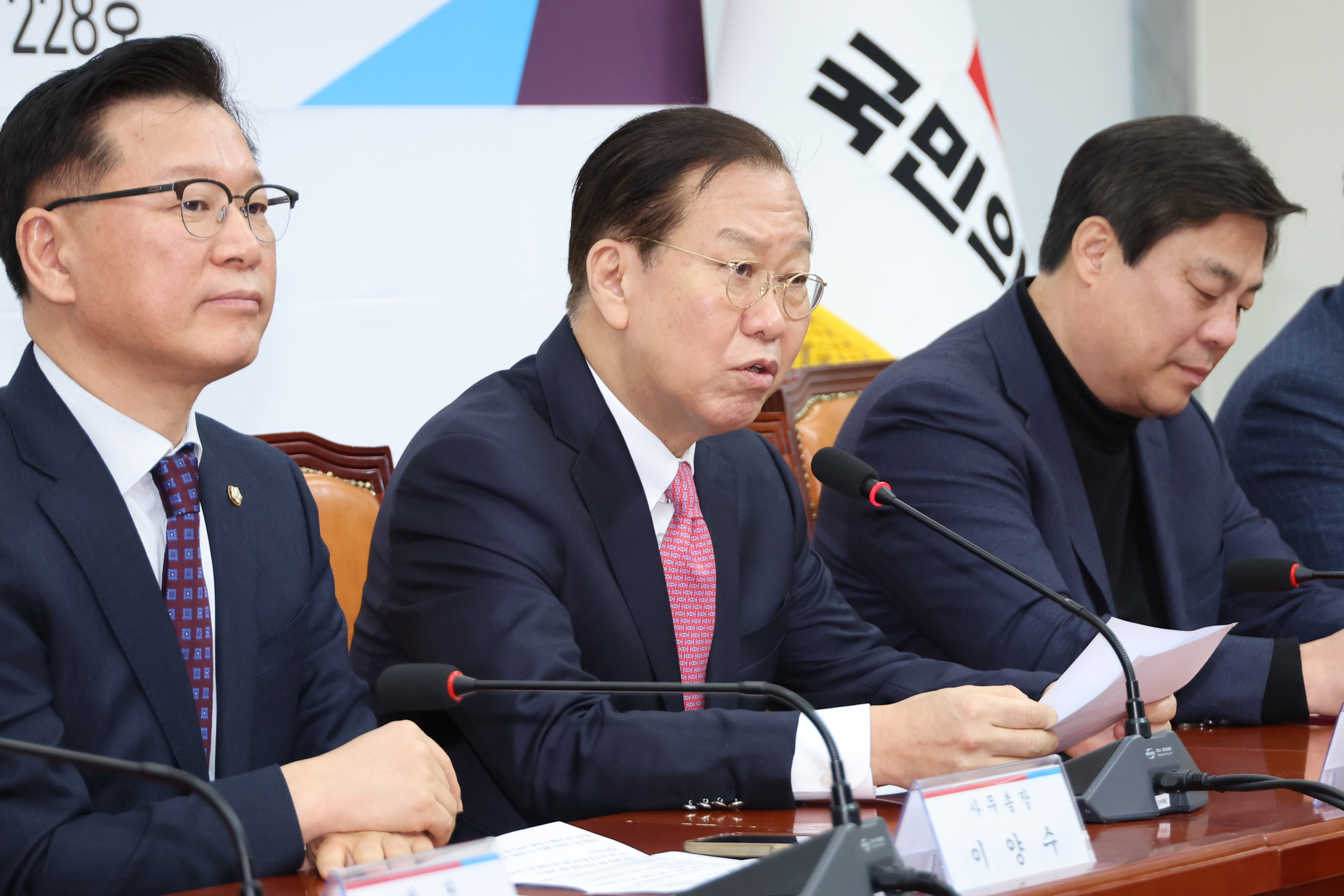 Conservative People Power Party (PPP) interim leader Kwon Young-se, center, speaks at the National Assembly in western Seoul on March 6. [YONHAP] 