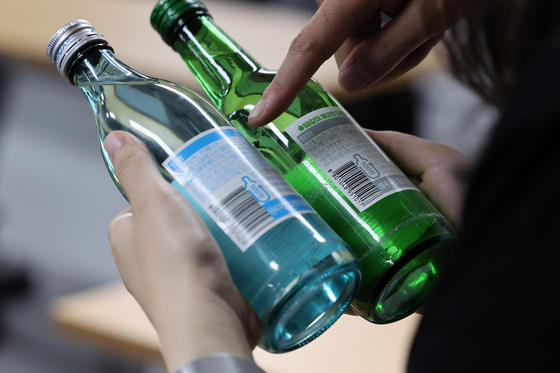 A bottle of zero-sugar soju is compared to a regular soju at the Korea Consumer Agency's (KCA) Seoul office on May 1, 2024. The KCA alerted consumers that zero-sugar soju had little difference in calorie content to regular soju, which already contained almost no sugar, contrary to the beliefs of a majority of surveyed respondents. [NEWS1] 