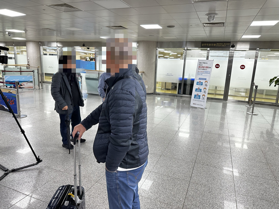 Passengers of Royal Air Philippines flight RW242 coming out of the waiting room at the Jeju International Airport on March 5. [CHOI CHOONG-IL]