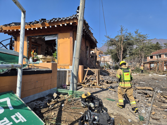 An emergency worker is seen at a severely damaged home after eight bombs fell over Pocheon, Gyeonggi, during a Korean Air Force live-fire exercise on March 6. [NEWS1]