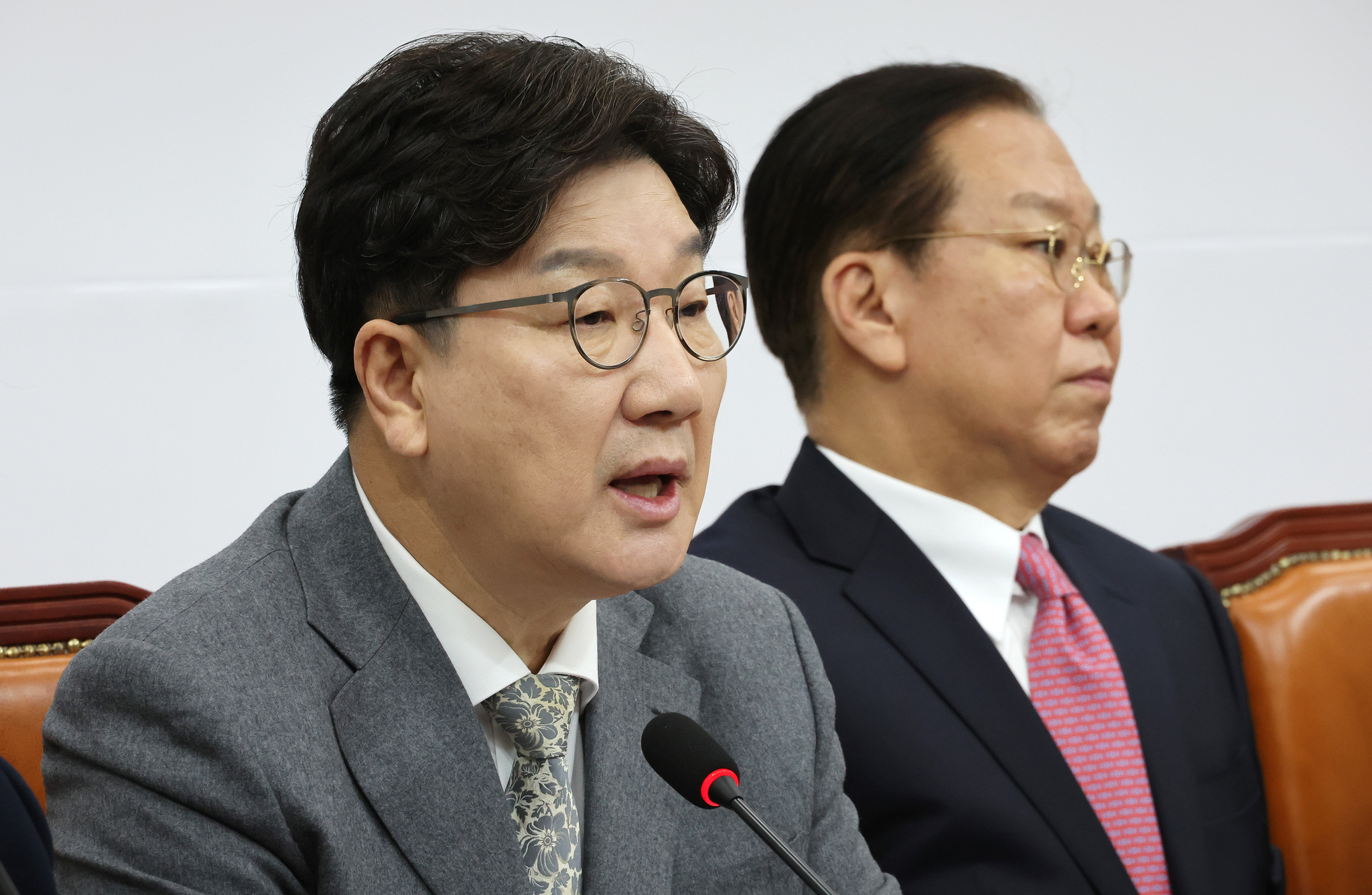 People Power Party floor leader Rep. Kweon Seong-dong speaks at a meeting of his party's emergency steering committee at the National Assembly in Yeouido, western Seoul, on March 6. [YONHAP] 