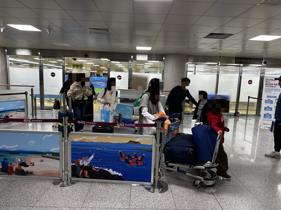 Passengers of Royal Air Philippines flight RW242 come out of the waiting room at Jeju International Airport on March 5. [CHOI CHOONG-IL]