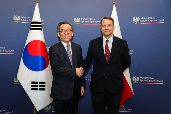 Korean Foreign Minister Cho Tae-yul, left, and Polish Foreign Minister Radosław Sikorski pose for a commemorative photo during their meeting in Warsaw, Poland, on March 5. [MINISTRY OF FOREIGN AFFAIRS]