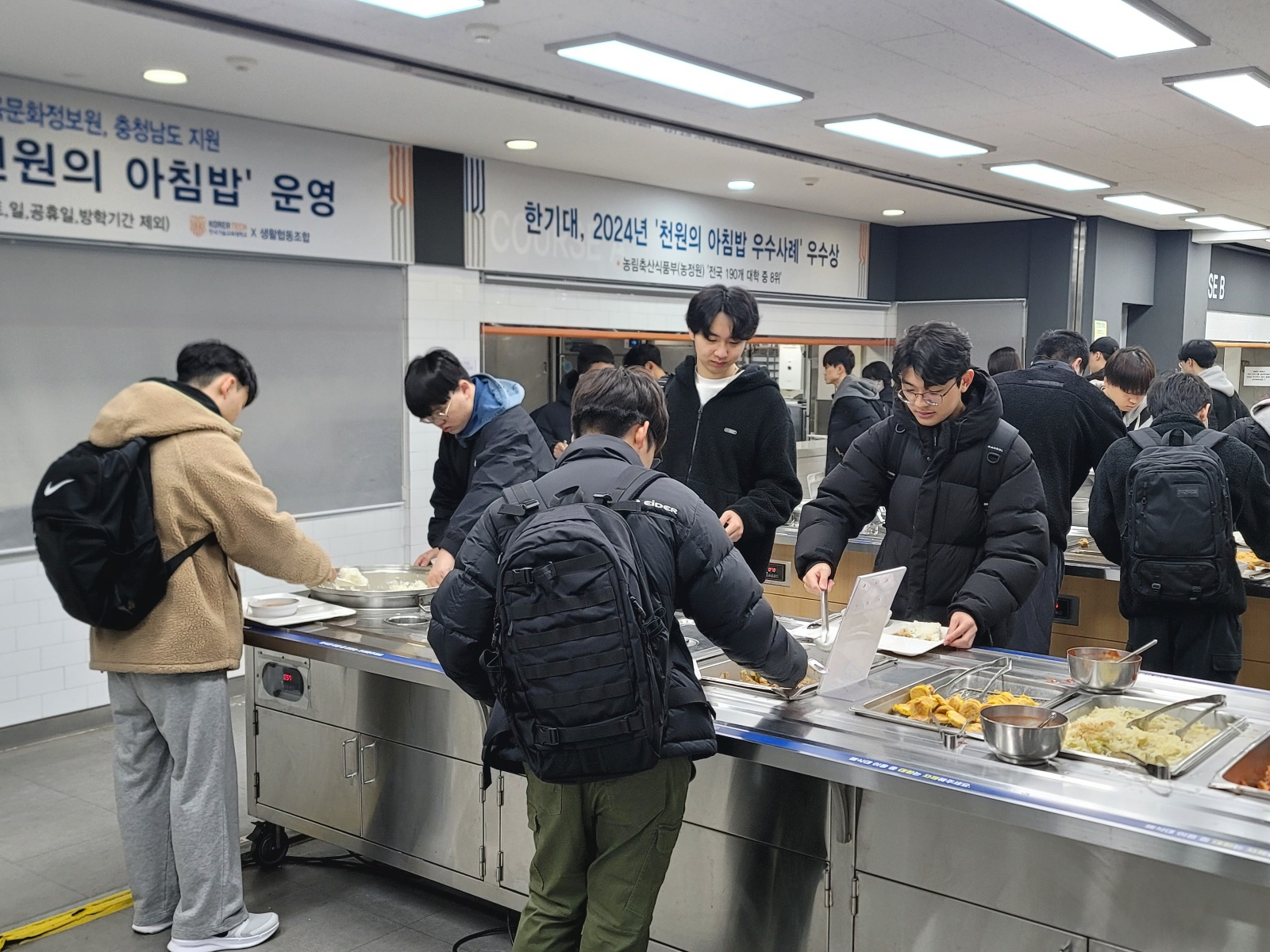 Students at Korea University of Technology and Education place dishes on their trays on March 5, the day the school launched its 1,000-won (70-cent) breakfast program. [KOREA UNIVERSITY OF TECHNOLOGY AND EDUCATION]