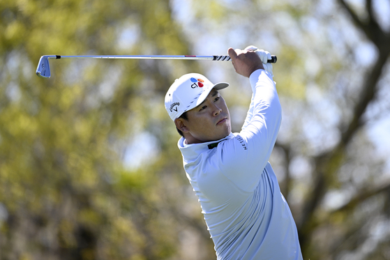 Kim Si-woo plays tees off on the seventh hole during the first round of the Arnold Palmer Invitational at Bay Hill in Orlando, Florida on March 6.  [AP/YONHAP]