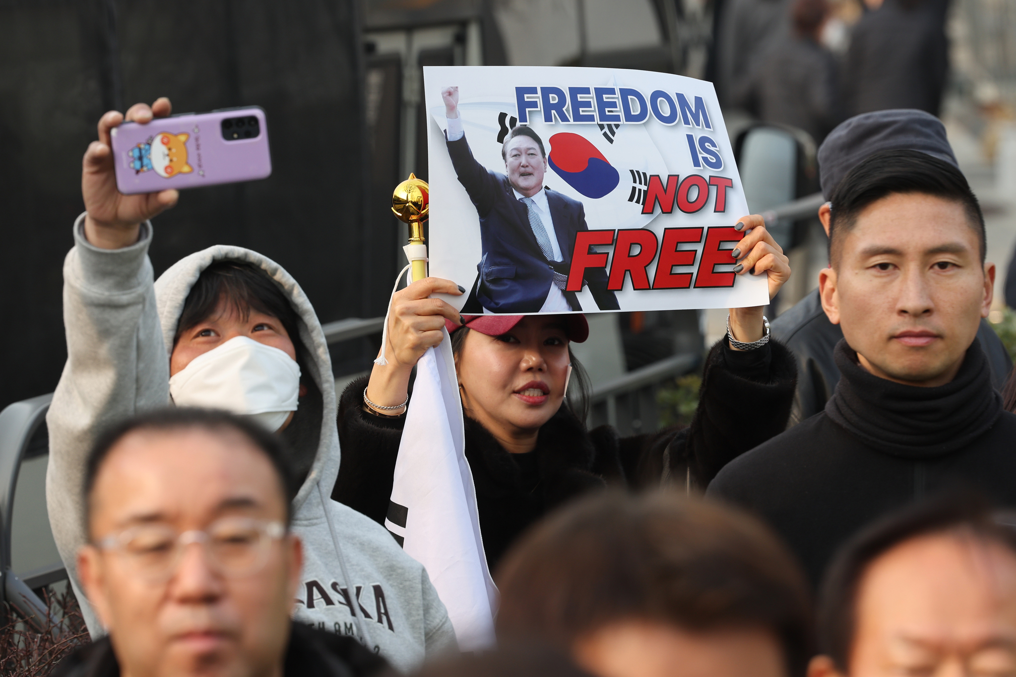  Protesters against President Yoon Suk Yeol's impeachment hold up their pickets on March 7 in front of the presidential residence at Yongsan District, central Seoul, as they hear the news of Yoon's arrest being overturned by the court. [YONHAP] 