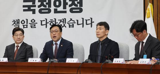 From left: People Power Party floor leader Kweon Seong-dong, Financial Services Commission Chairman Kim Byung-hwan, Financial Supervisory Service Gov. Lee Bok-hyun and Korbit CEO Oh Se-jin during a consultative meeting on the crypto market at the National Assembly in western Seoul on March 7. [YONHAP]