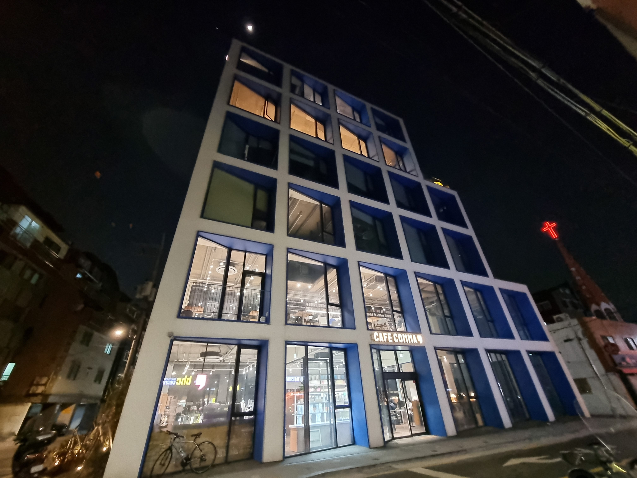 Cafe Comma Hapjung in western Seoul is a six-story building managed by the publishing company Munhak Dongnae. [KIM DONG-EUN]