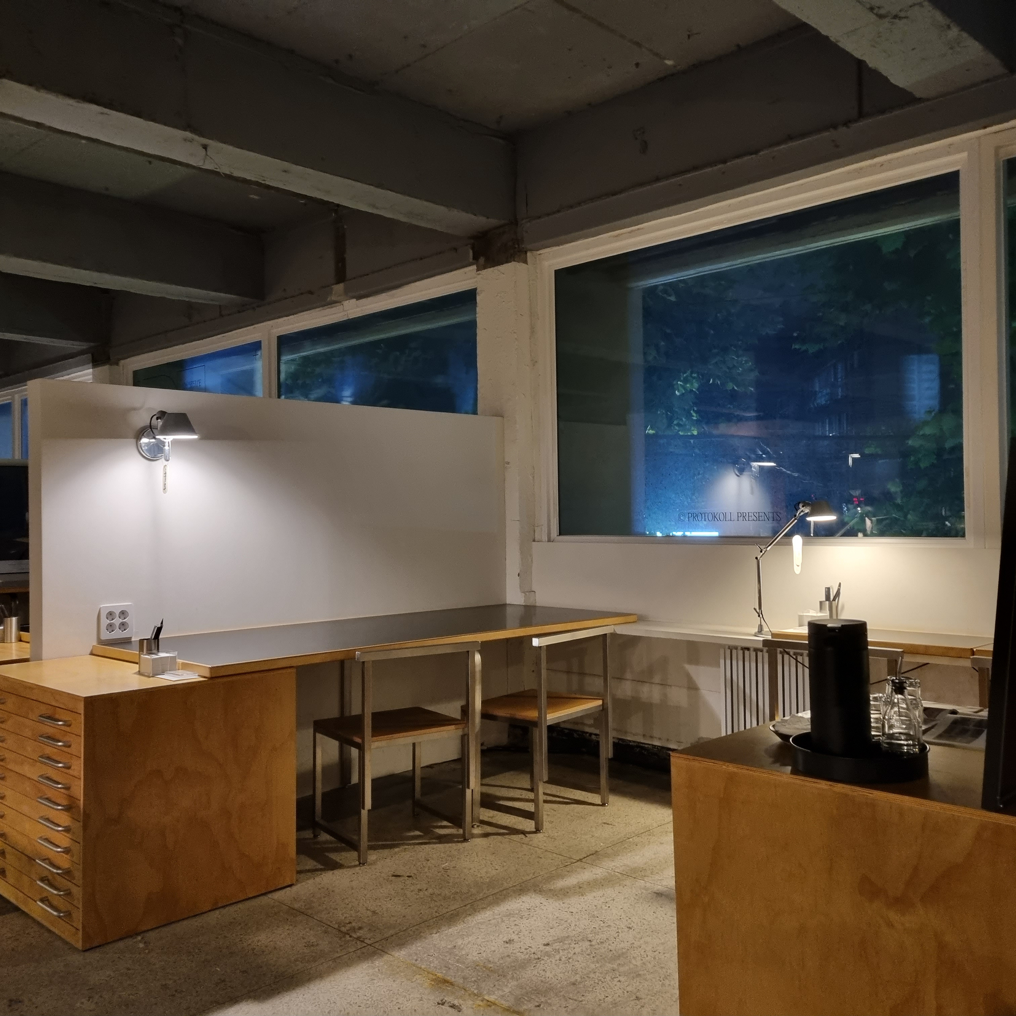 Protokoll Yeonhui branch in Seodaemun District, western Seoul is a quiet cafe with lamps on every seat. [KIM DONG-EUN]