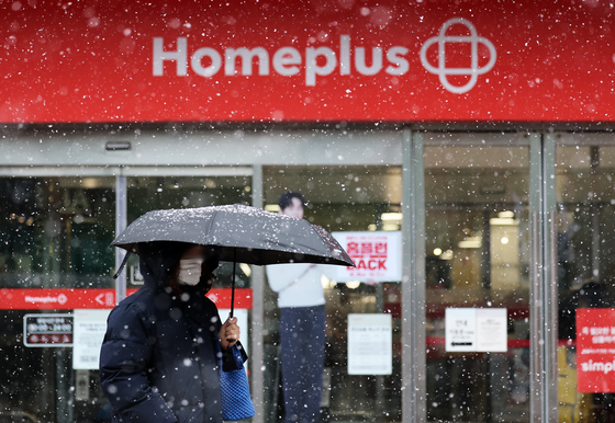 Shoppers enter Homeplus's Yeongdeungpo branch in western Seoul on March 4. The supermarket chain entered corporate rehabilitation the same day. [NEWS1] 