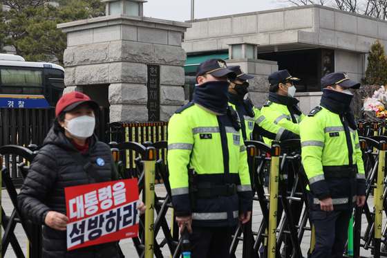 Police stand guard in front of the Constitutional Court in Jongno District, central Seoul, on March 7. [YONHAP]