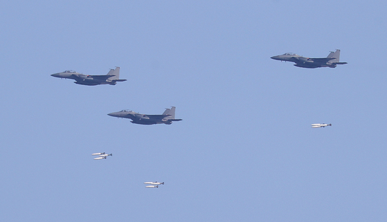 F-15K fighter jets are seen dropping bombs during a live-fire exercise in Pocheon, Gyeonggi, on March 6. [NEWS1]