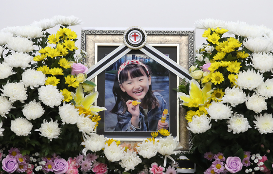 A memorial altar for 7-year-old Kim Ha-neul is set up at Konyang University Hospital in Daejeon on Feb. 11. [NEWS1]