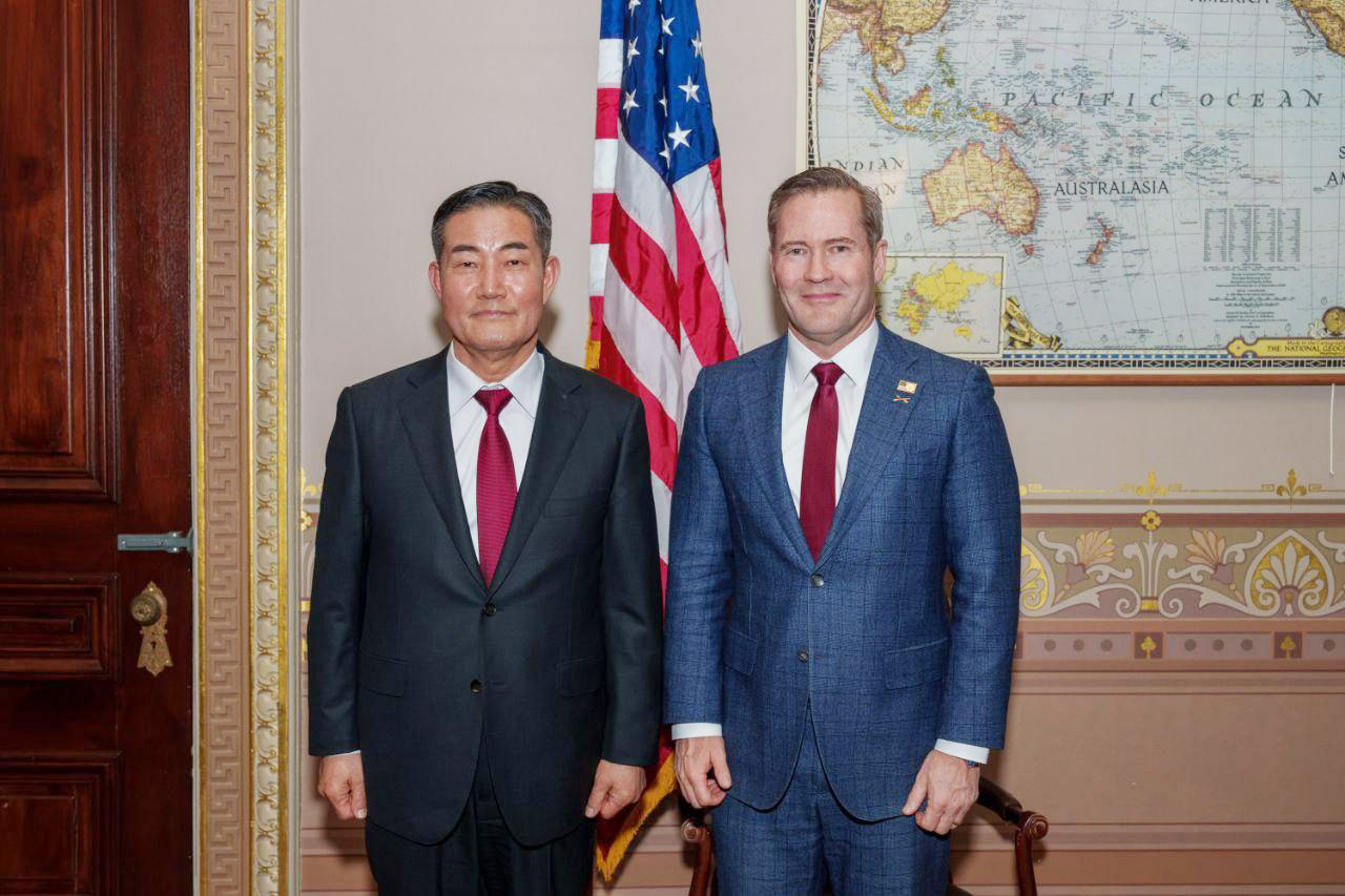 South Korean National Security Adviser Shin Won-shik, left, stands next to White House National Security Adviser Michael Waltz during their meeting in Washington on March 6. [PRESIDENTIAL OFFICE]