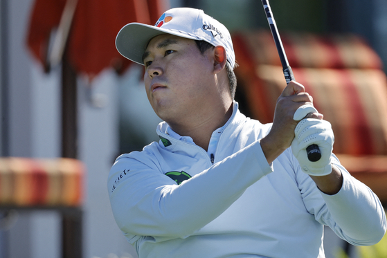 Kim Si-woo plays his shot from the fourth tee during the first round of the Arnold Palmer Invitational at Bay Hill in Orlando, Florida on March 6.  [AP/YONHAP]