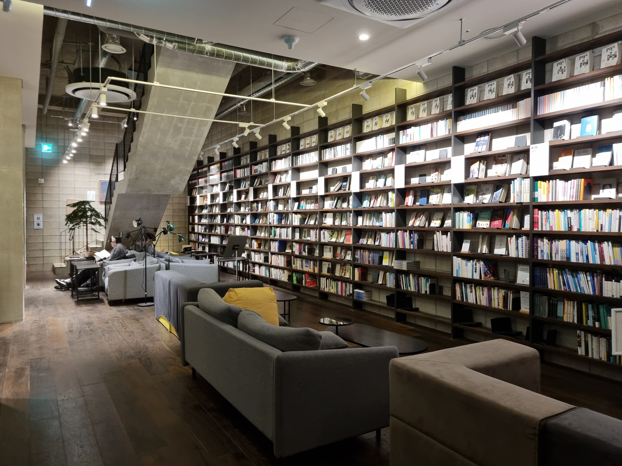 Cafe Comma Hapjung in Hapjeong-dong has different designs on every floor. This photo shows the basement floor of the building. [KIM DONG-EUN]
