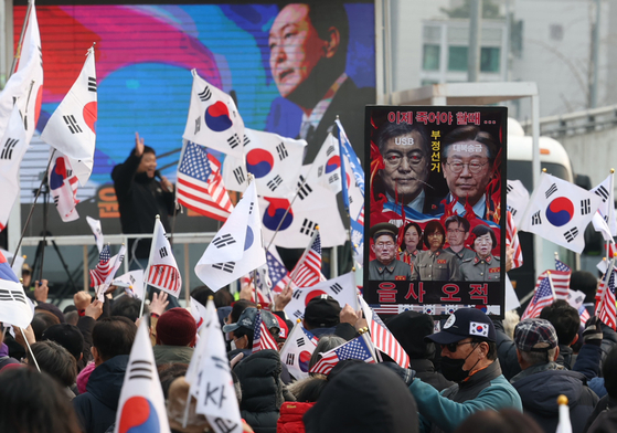 Protesters against President Yoon Suk Yeol's impeachment hold up their pickets advocating for the death of liberal politicians on March 7 in front of the presidential residence at Yongsan District, central Seoul, as they hear the news of Yoon's arrest being overturned by the court. [NEWS1] 