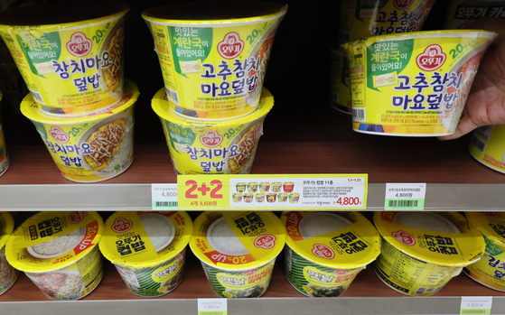 Otoki raised the prices of seven flavors of its ready-to-eat rice bowls by 12.5 percent, or 600 won (40 cents), on Feb. 1. The food manufacturer also hiked the prices for its 500-gram (17.6-ounce) beef broth by 20 percent. Pictured are Otoki's rice bowls displayed at a convenience store in Seoul on Jan. 20. [YONHAP]