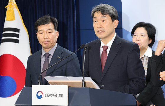 Education Minister Lee Ju-ho announces the government's conditional decision to scrap a contested plan to increase the medical school enrollment quota for next year during a news conference in central Seoul on March 7. [NEWS1] 